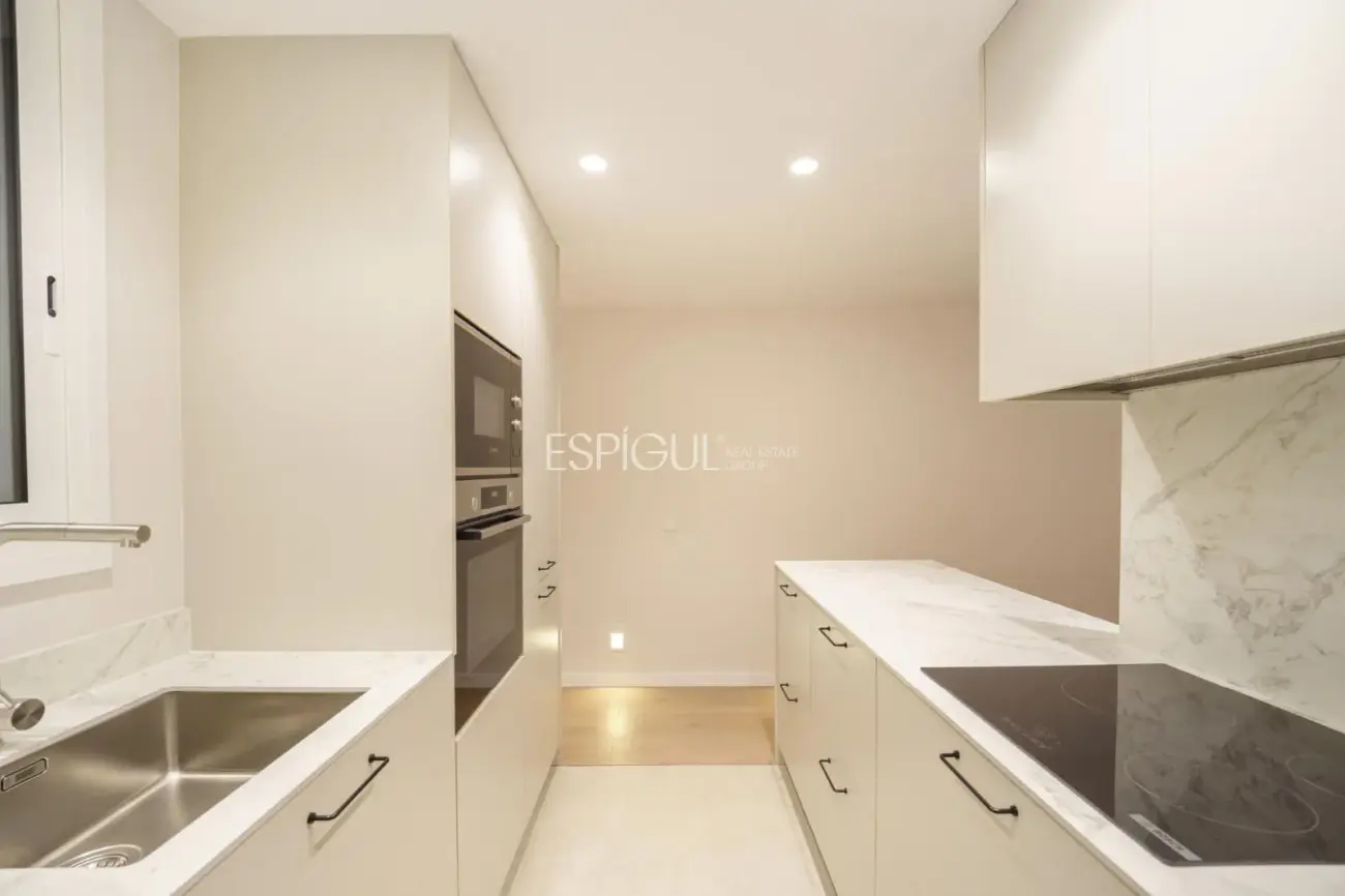 Luminoso piso reformado de diseño con ascensor.