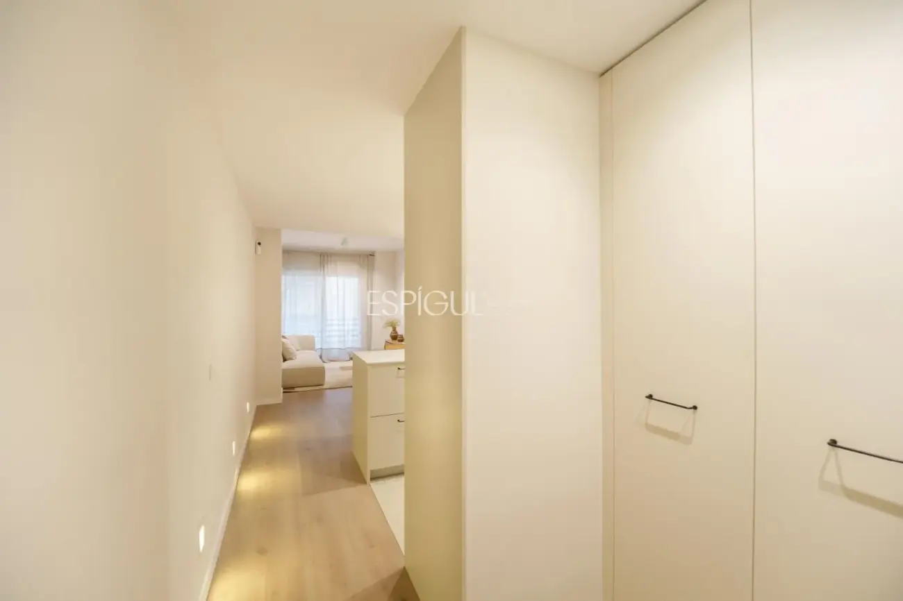 Luminoso piso reformado de diseño con ascensor.