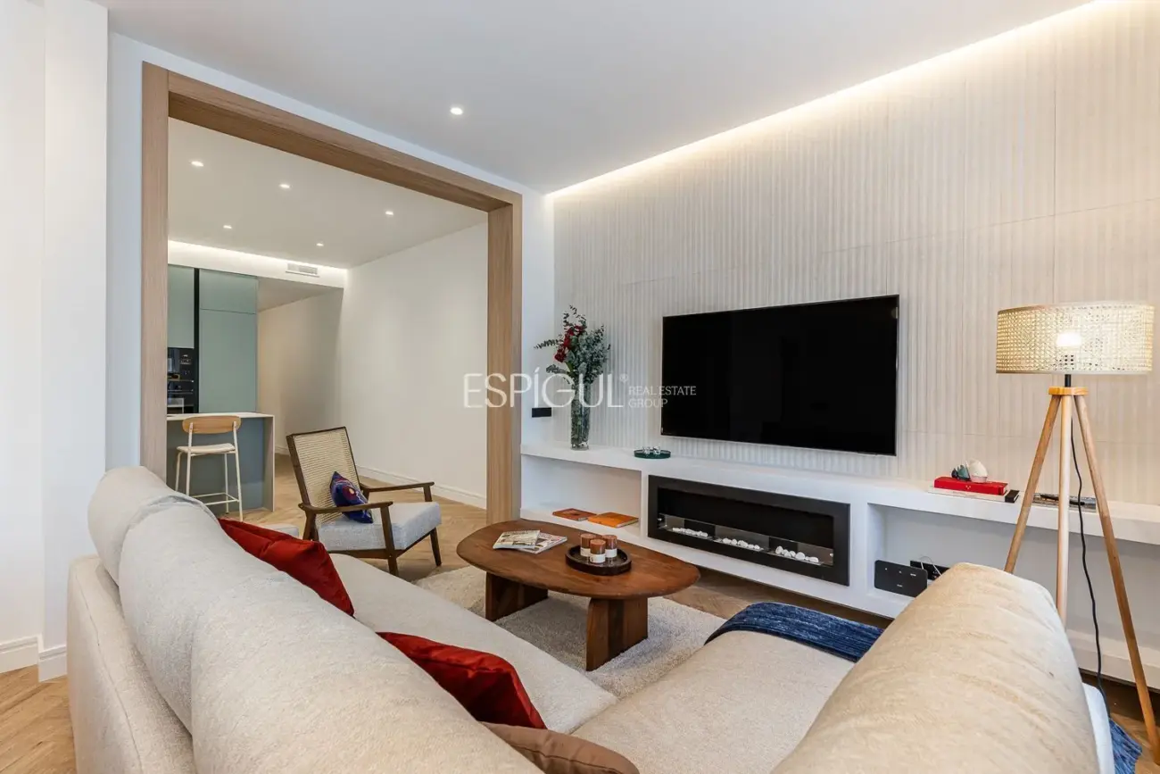 Maravilloso piso en venta exterior, reformado con plaza de garaje en el Centro de Madrid.