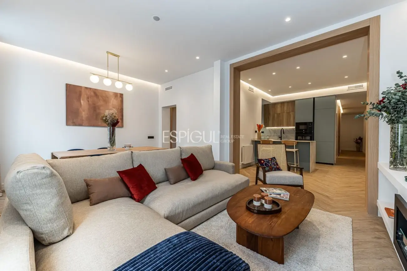 Maravilloso piso en venta exterior, reformado con plaza de garaje en el Centro de Madrid.