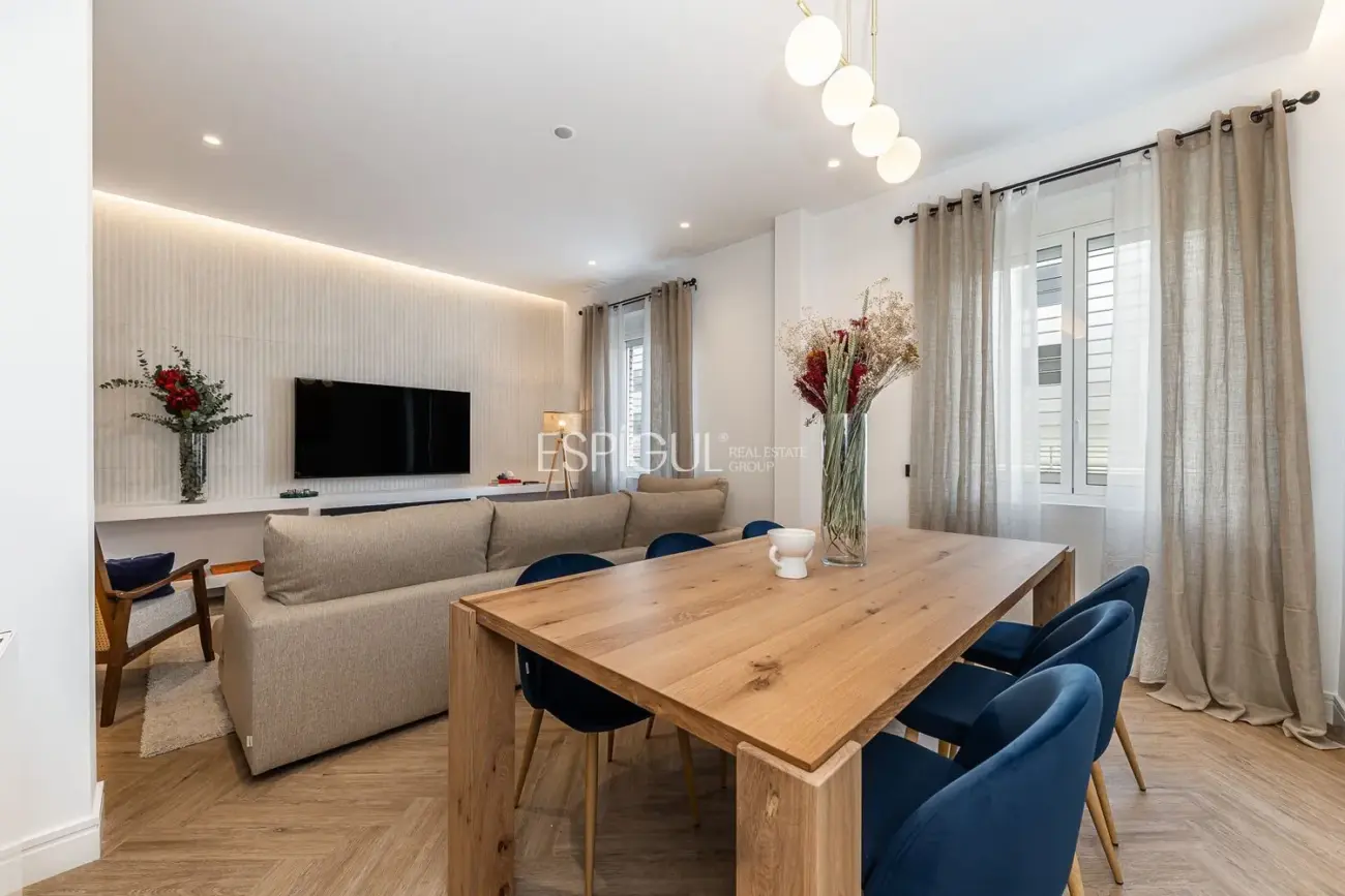 Maravilloso piso en venta exterior, reformado con plaza de garaje en el Centro de Madrid.