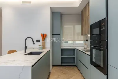 Maravilloso piso en venta exterior, reformado con plaza de garaje en el Centro de Madrid.