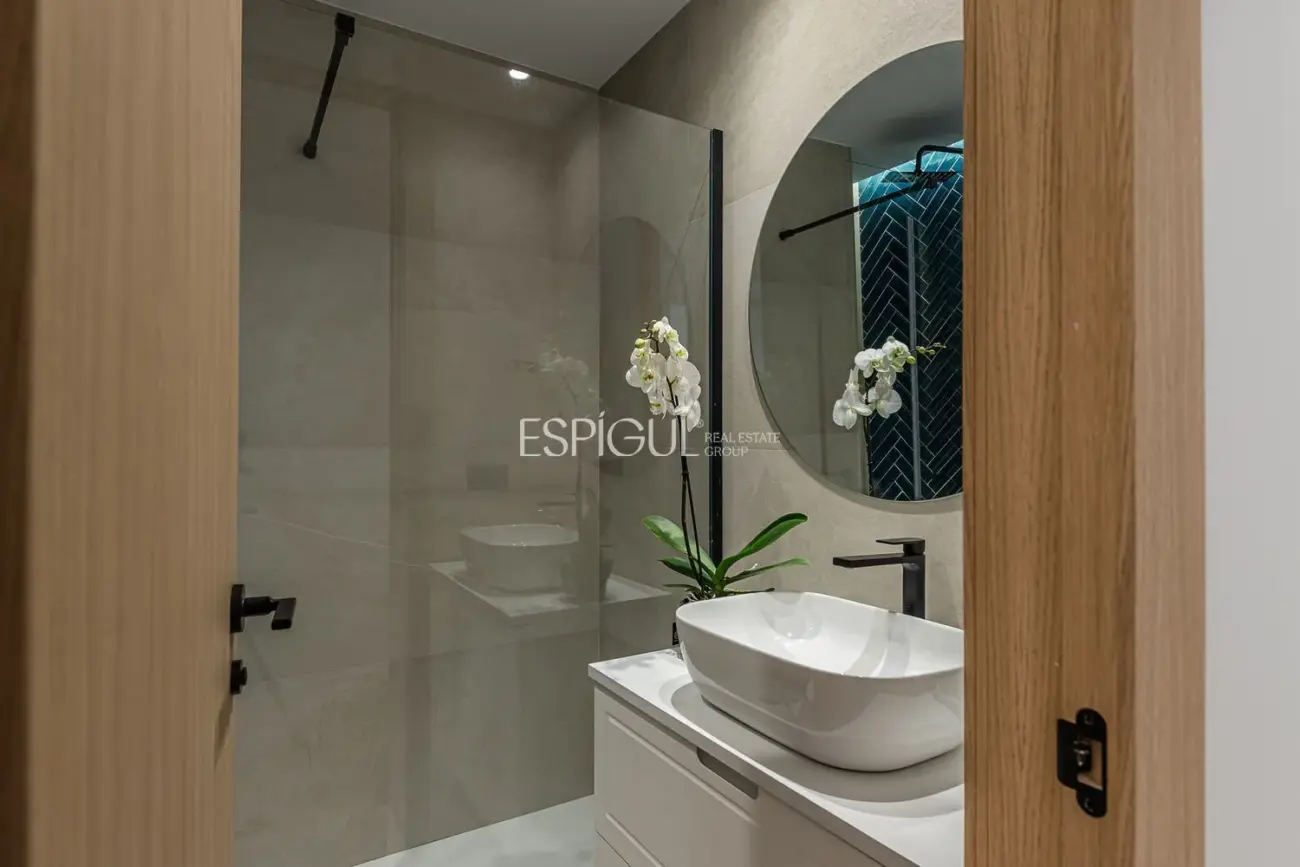 Maravilloso piso en venta exterior, reformado con plaza de garaje en el Centro de Madrid.