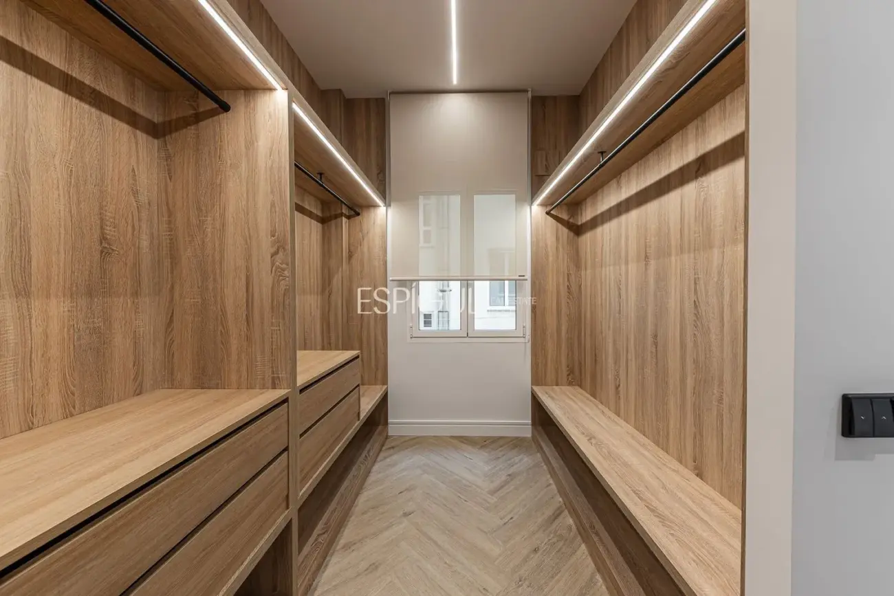 Maravilloso piso en venta exterior, reformado con plaza de garaje en el Centro de Madrid.