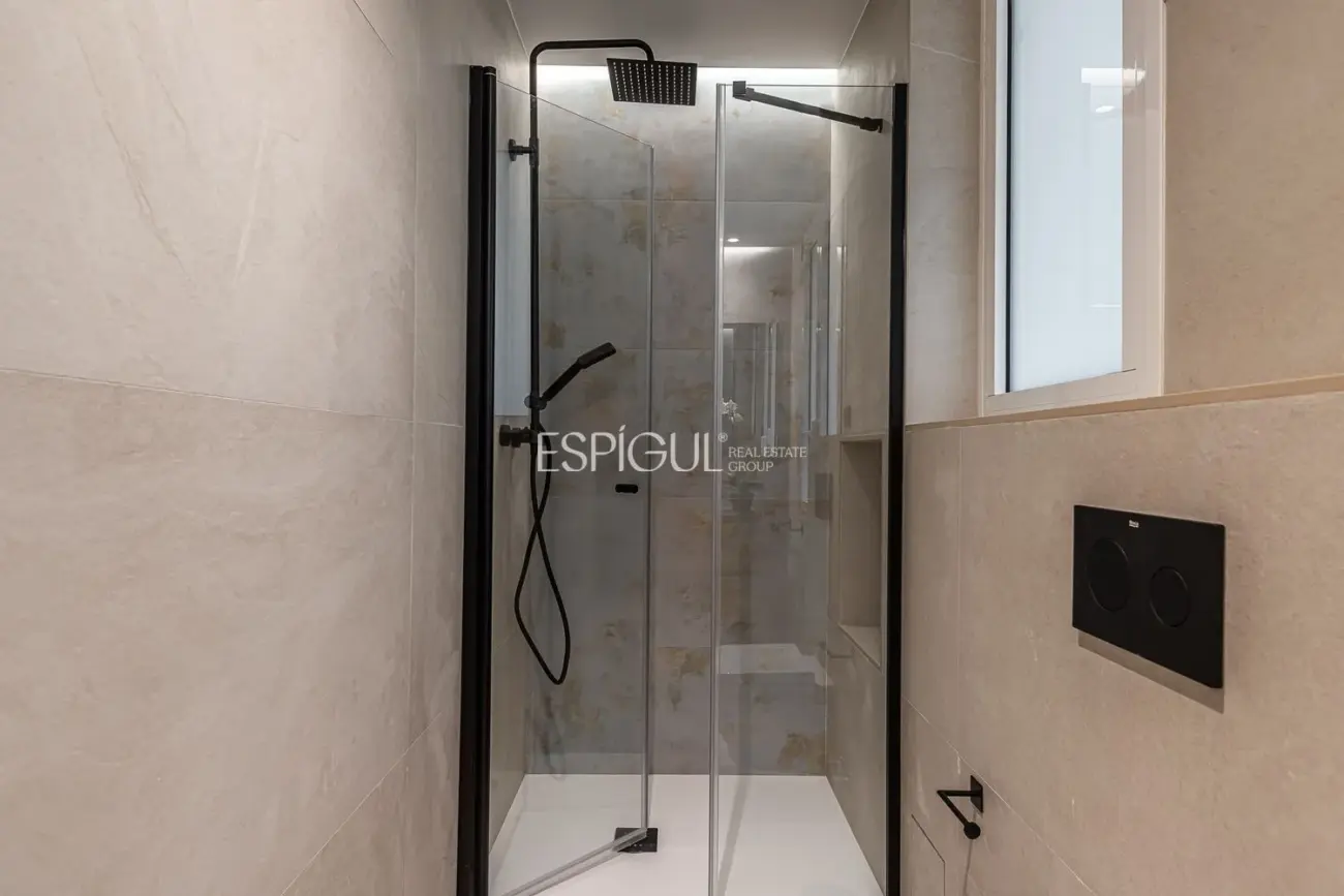 Maravilloso piso en venta exterior, reformado con plaza de garaje en el Centro de Madrid.