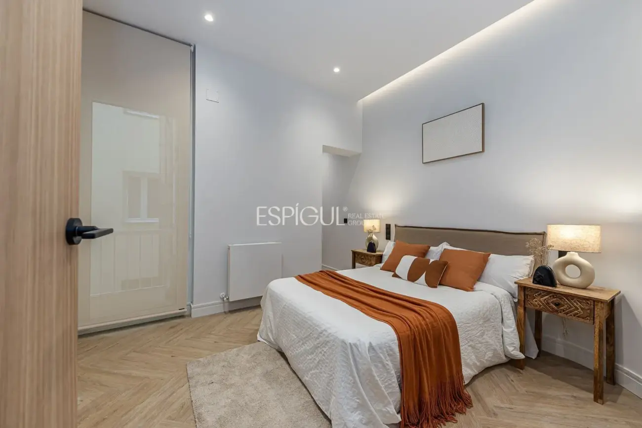 Maravilloso piso en venta exterior, reformado con plaza de garaje en el Centro de Madrid.