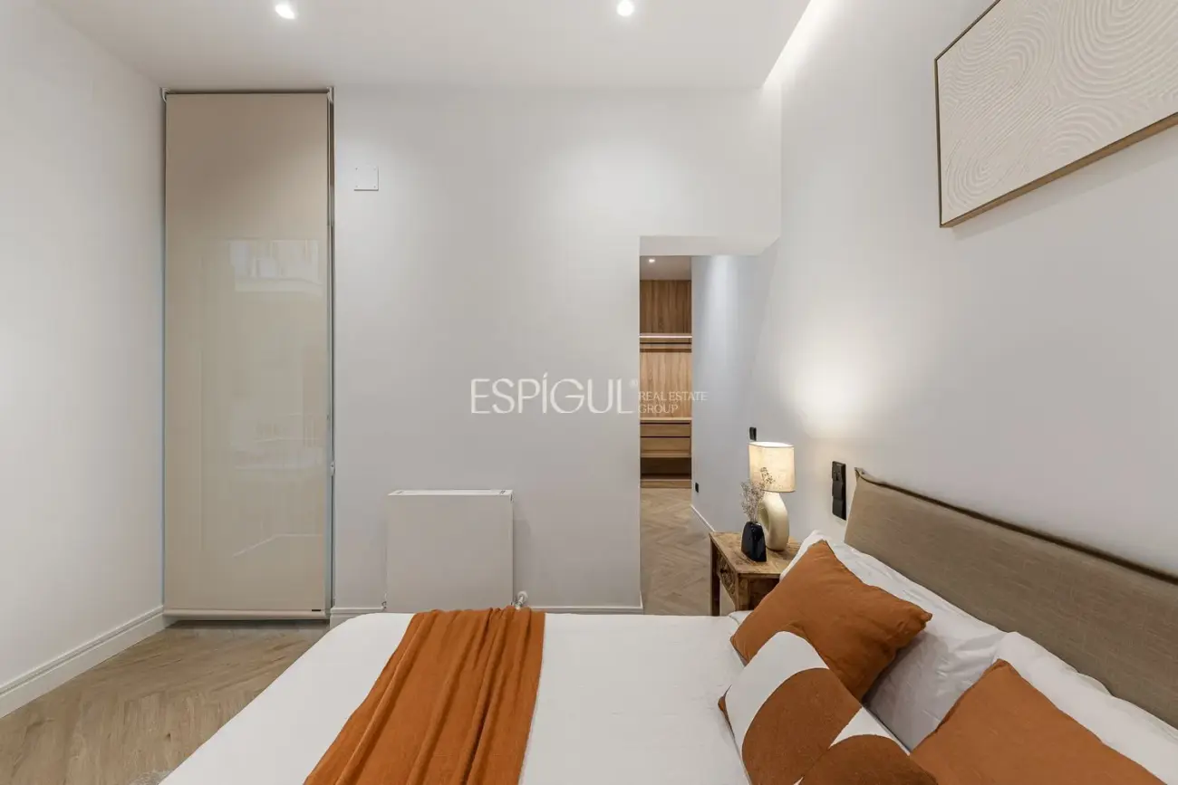 Maravilloso piso en venta exterior, reformado con plaza de garaje en el Centro de Madrid.