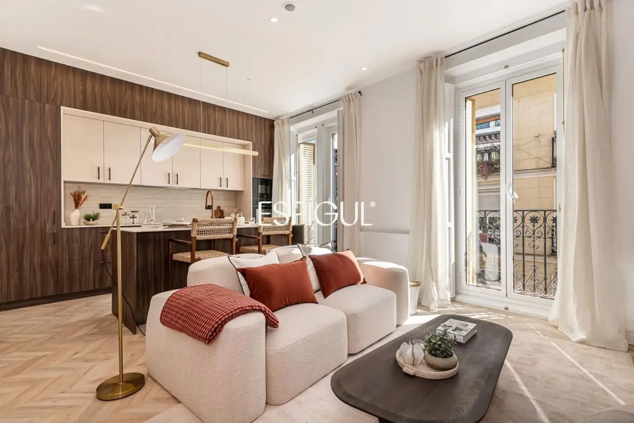 Maravilloso piso en venta exterior, reformado con plaza de garaje en el Centro de Madrid.