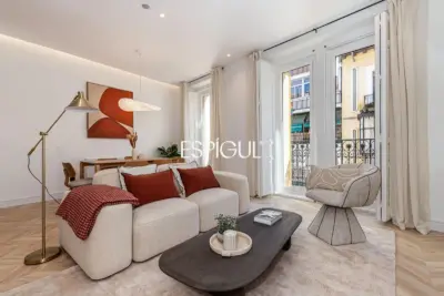 Wonderful renovated exterior apartment for sale with a parking space in the center of Madrid