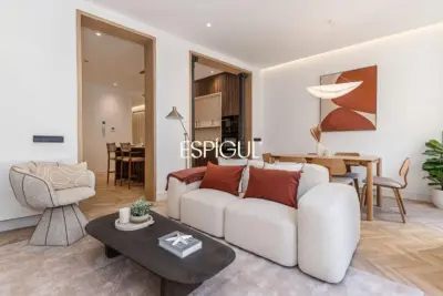 Wonderful renovated exterior apartment for sale with a parking space in the center of Madrid