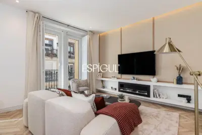 Wonderful renovated exterior apartment for sale with a parking space in the center of Madrid