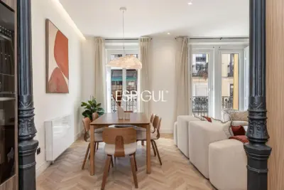 Wonderful renovated exterior apartment for sale with a parking space in the center of Madrid