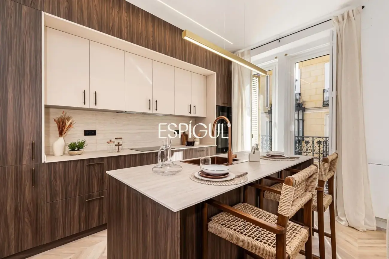 Wonderful renovated exterior apartment for sale with a parking space in the center of Madrid