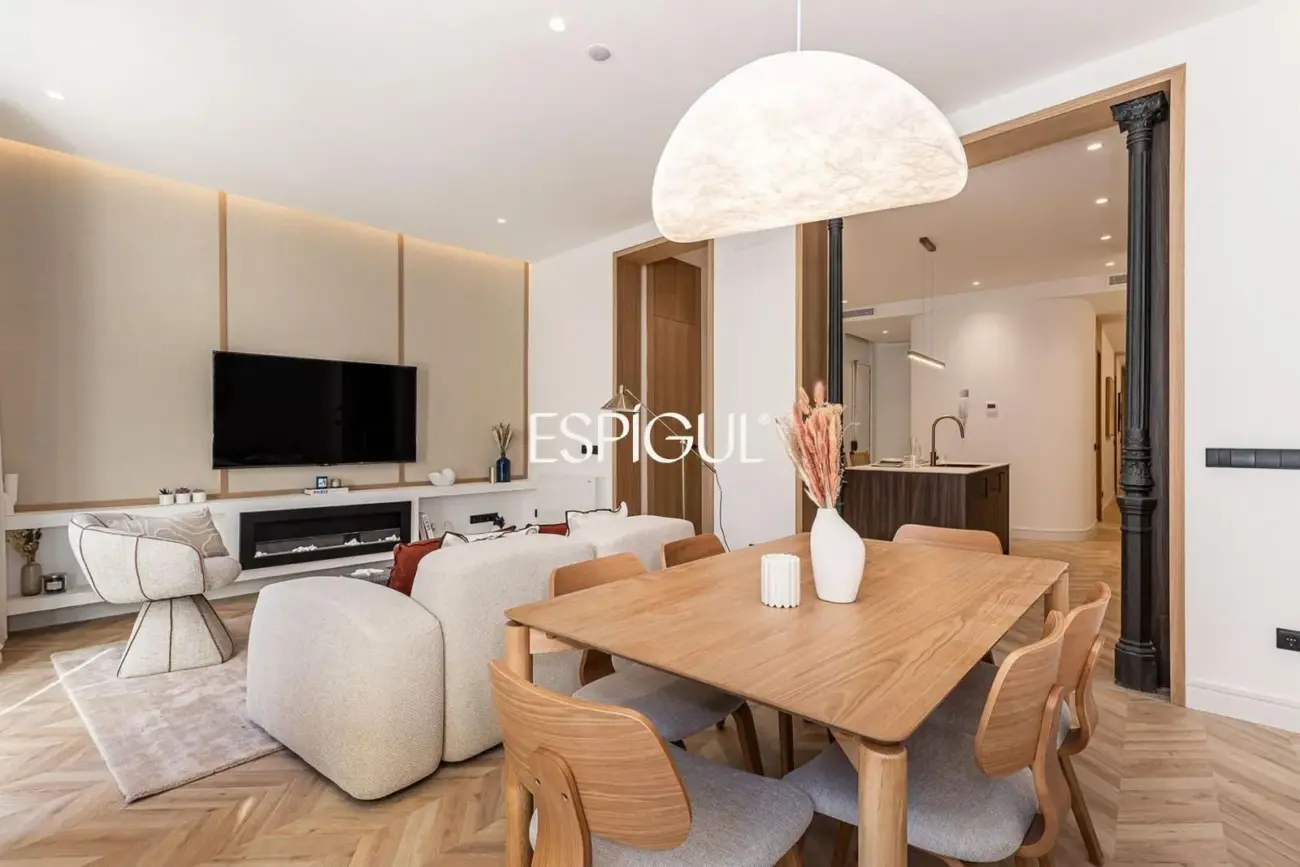 Wonderful renovated exterior apartment for sale with a parking space in the center of Madrid