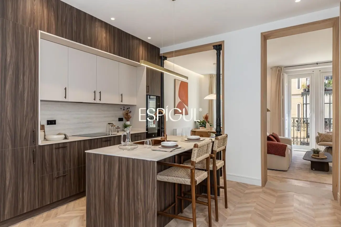 Wonderful renovated exterior apartment for sale with a parking space in the center of Madrid