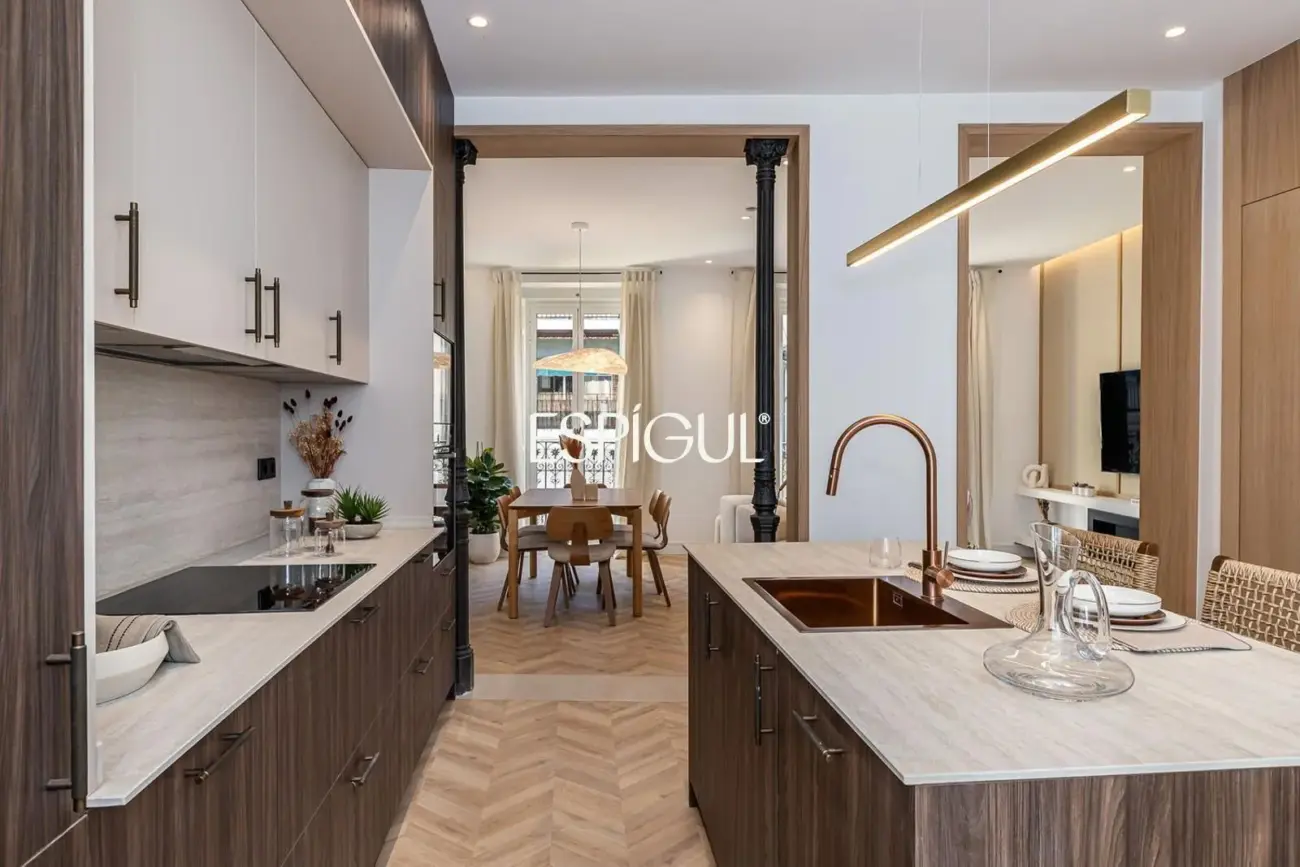 Wonderful renovated exterior apartment for sale with a parking space in the center of Madrid