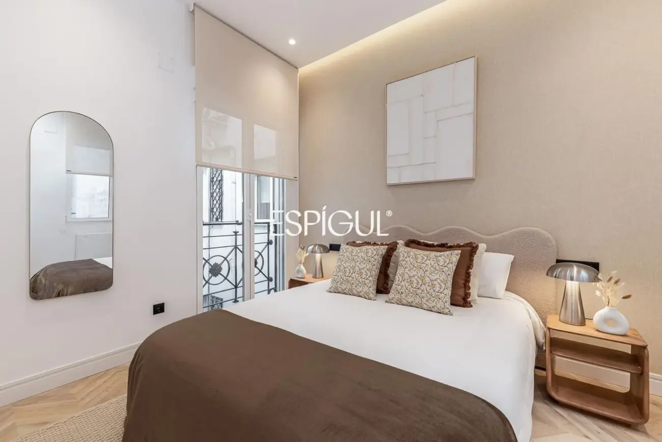 Wonderful renovated exterior apartment for sale with a parking space in the center of Madrid