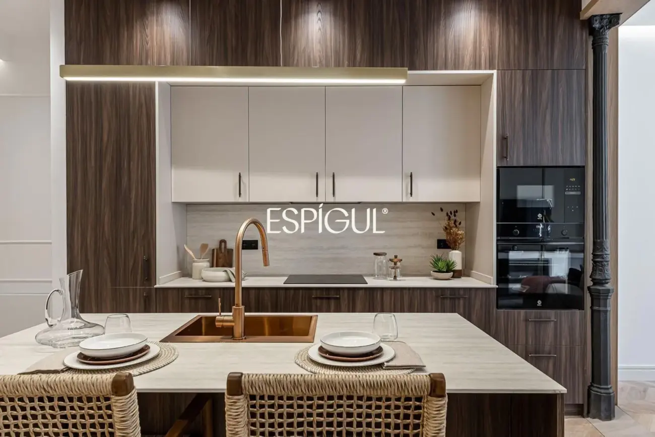 Wonderful renovated exterior apartment for sale with a parking space in the center of Madrid