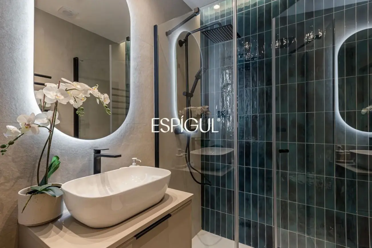 Wonderful renovated exterior apartment for sale with a parking space in the center of Madrid