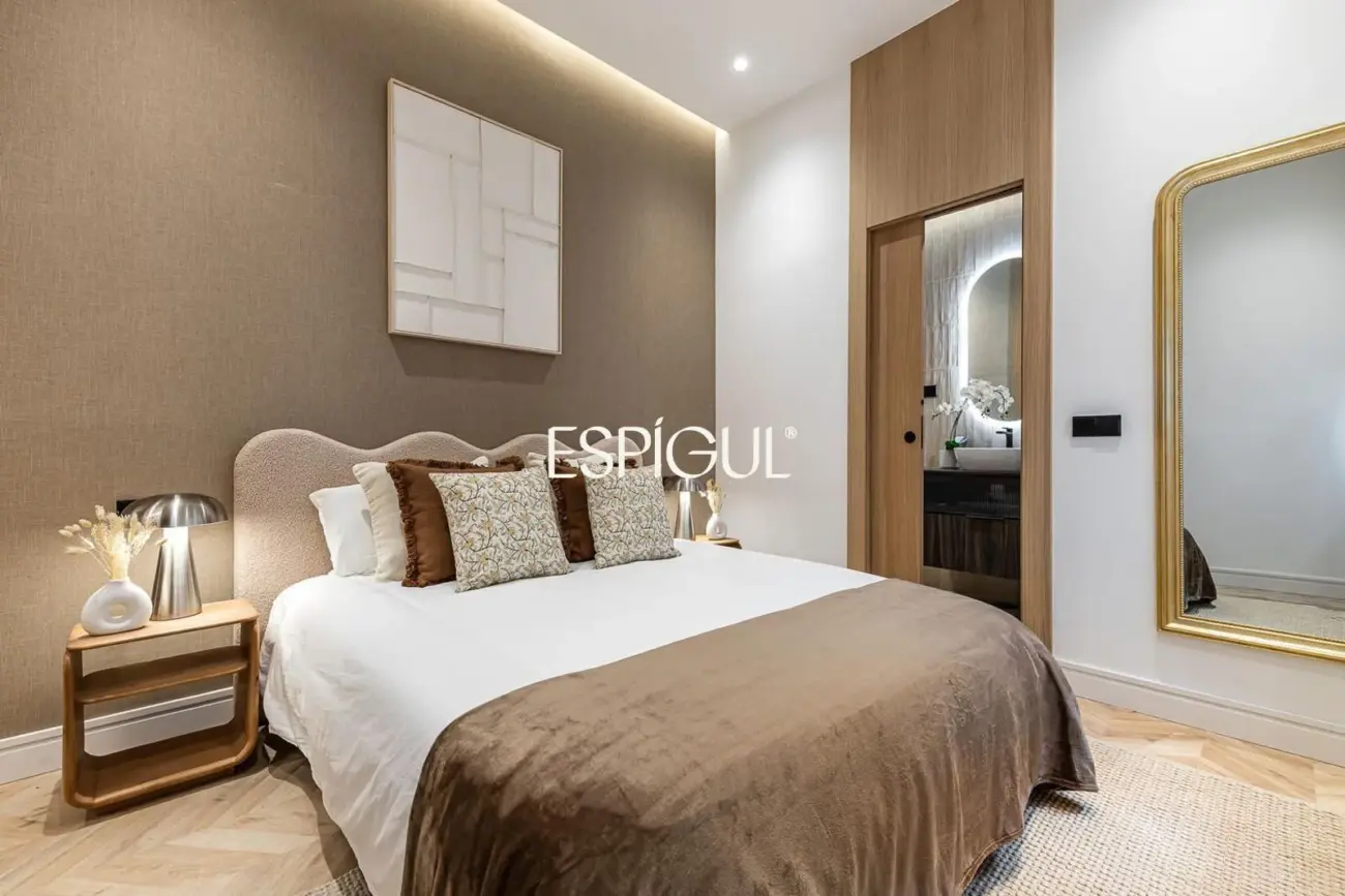 Wonderful renovated exterior apartment for sale with a parking space in the center of Madrid