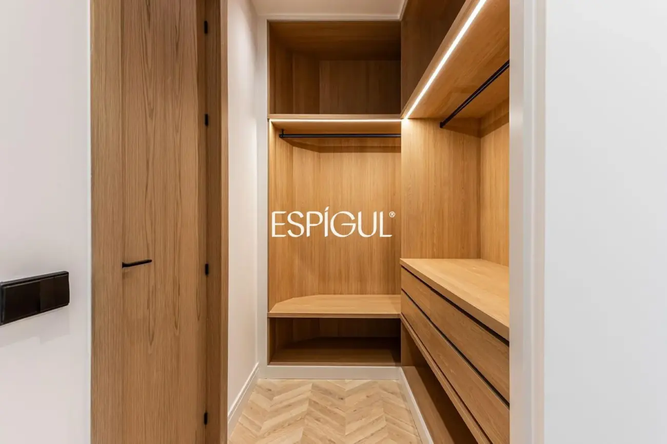 Wonderful renovated exterior apartment for sale with a parking space in the center of Madrid