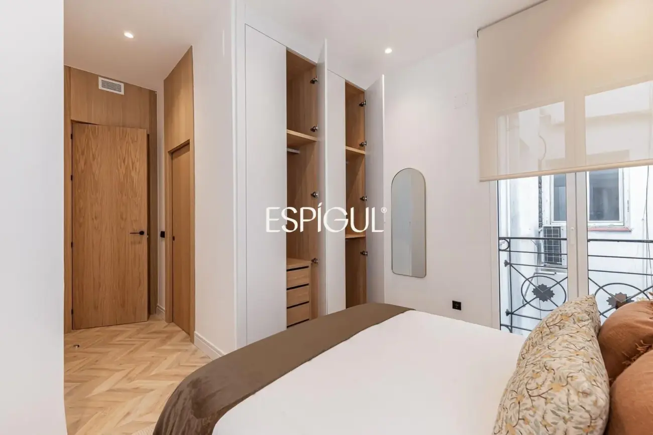 Wonderful renovated exterior apartment for sale with a parking space in the center of Madrid