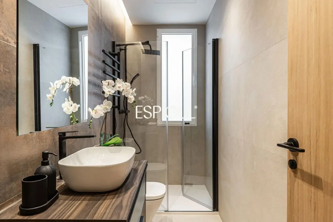 Wonderful renovated exterior apartment for sale with a parking space in the center of Madrid