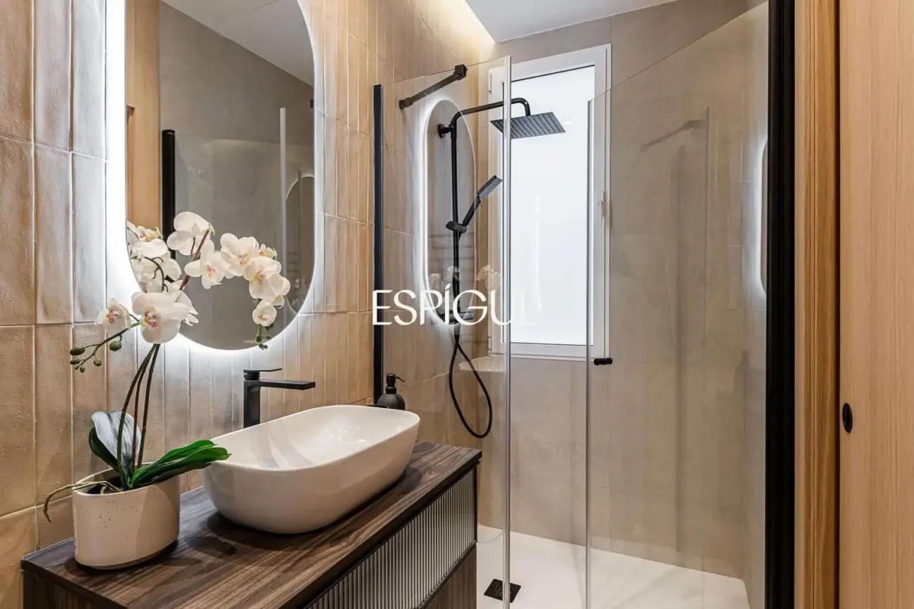 Wonderful renovated exterior apartment for sale with a parking space in the center of Madrid