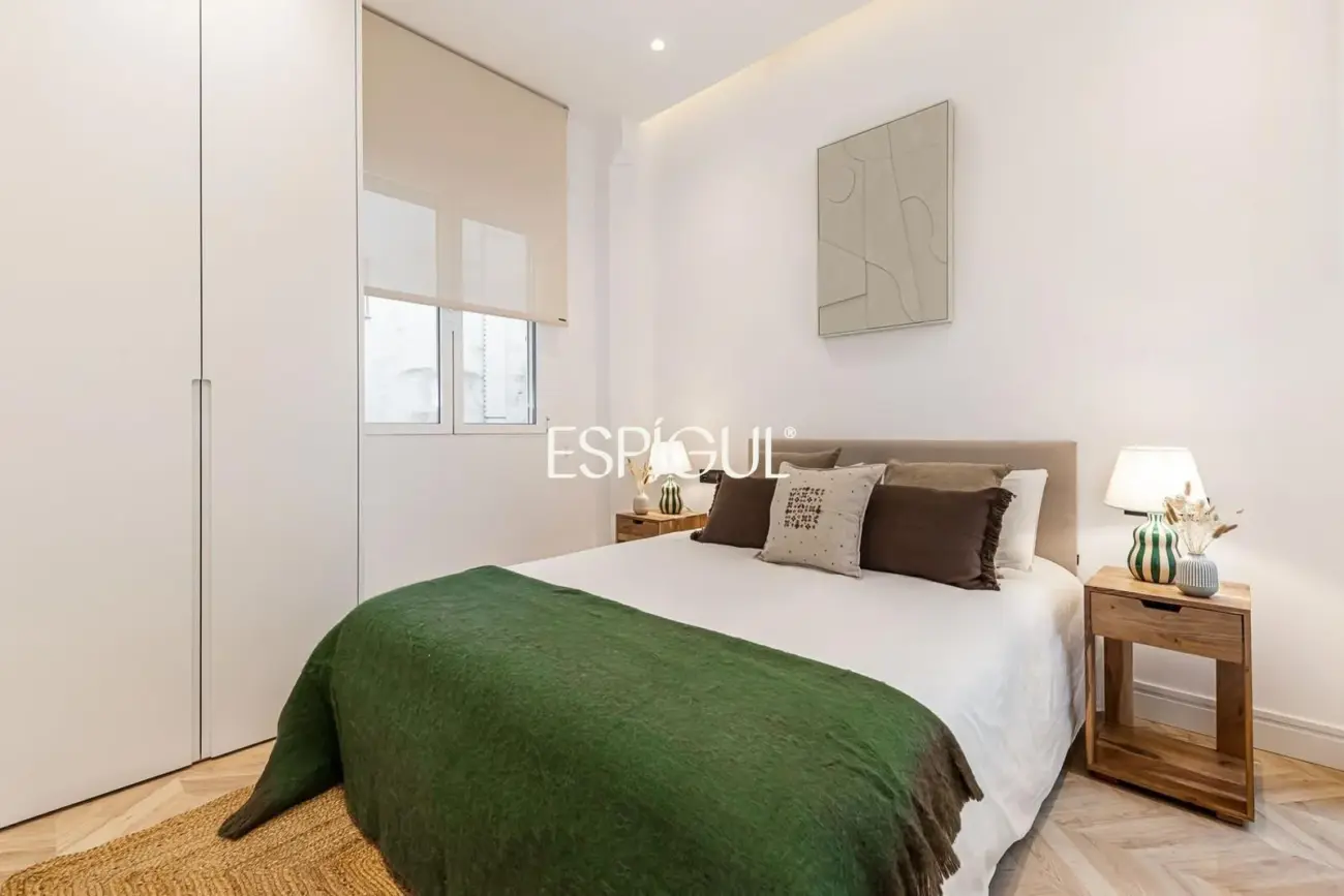 Wonderful renovated exterior apartment for sale with a parking space in the center of Madrid