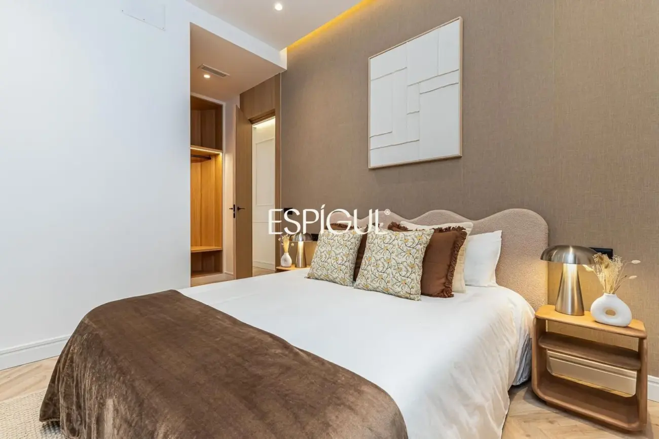 Wonderful renovated exterior apartment for sale with a parking space in the center of Madrid