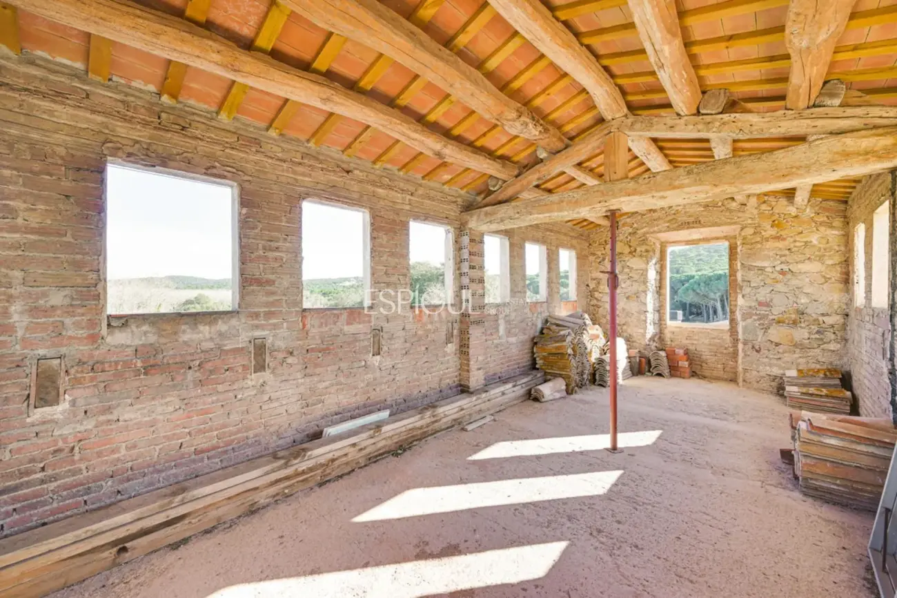 Masía de 857 m² en 35 ha con licencias vigentes