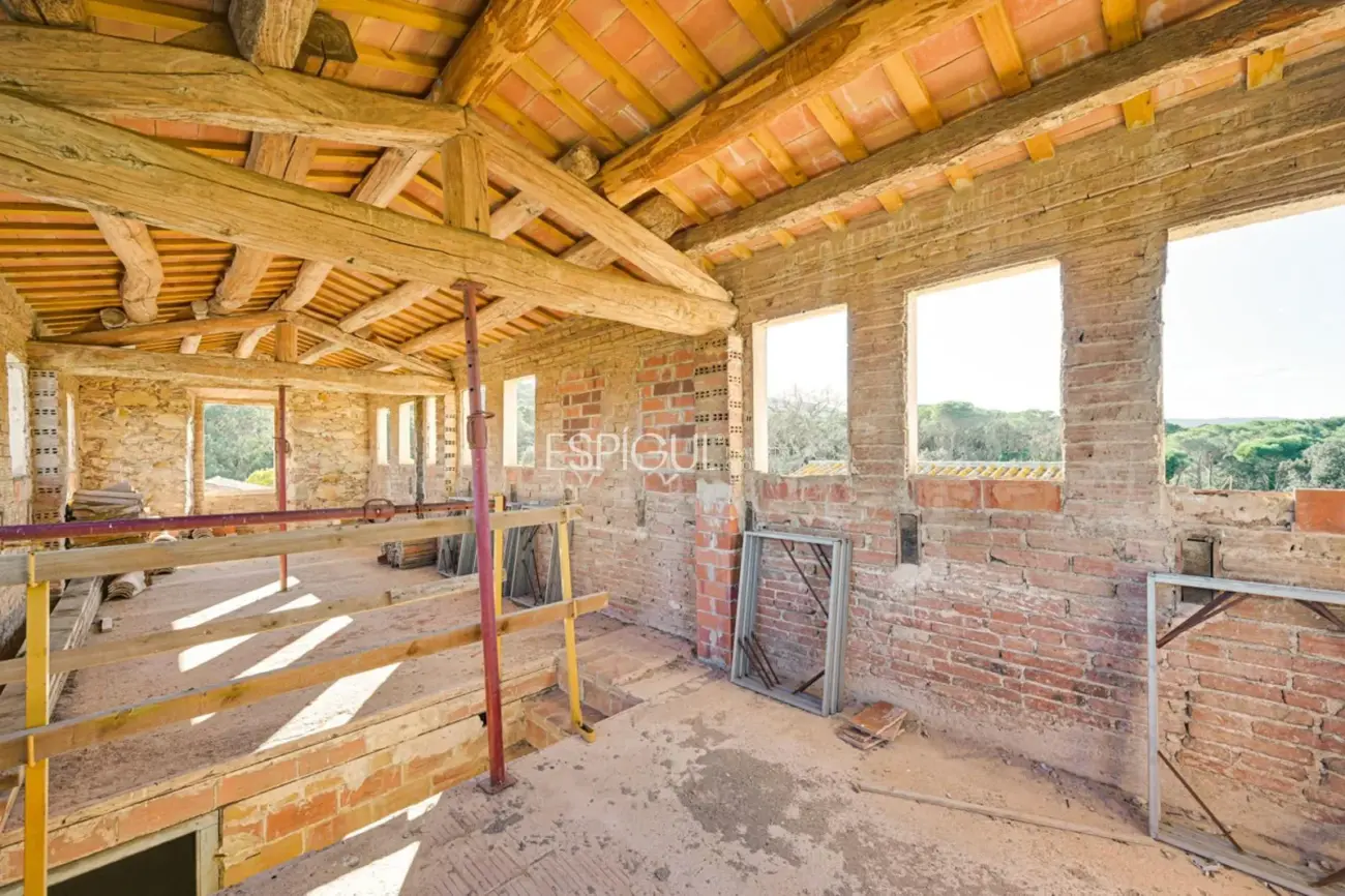 Masía de 857 m² en 35 ha con licencias vigentes