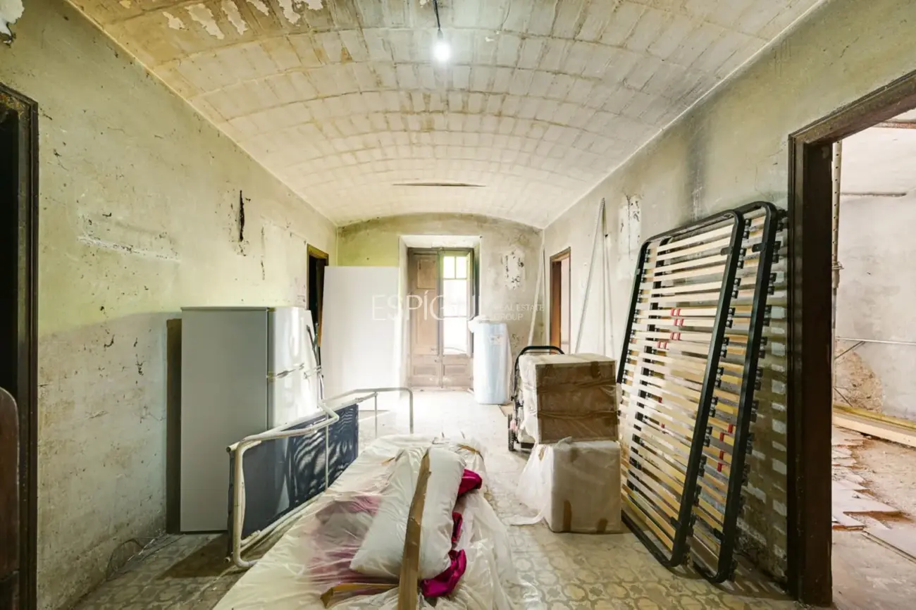 Masía de 857 m² en 35 ha con licencias vigentes