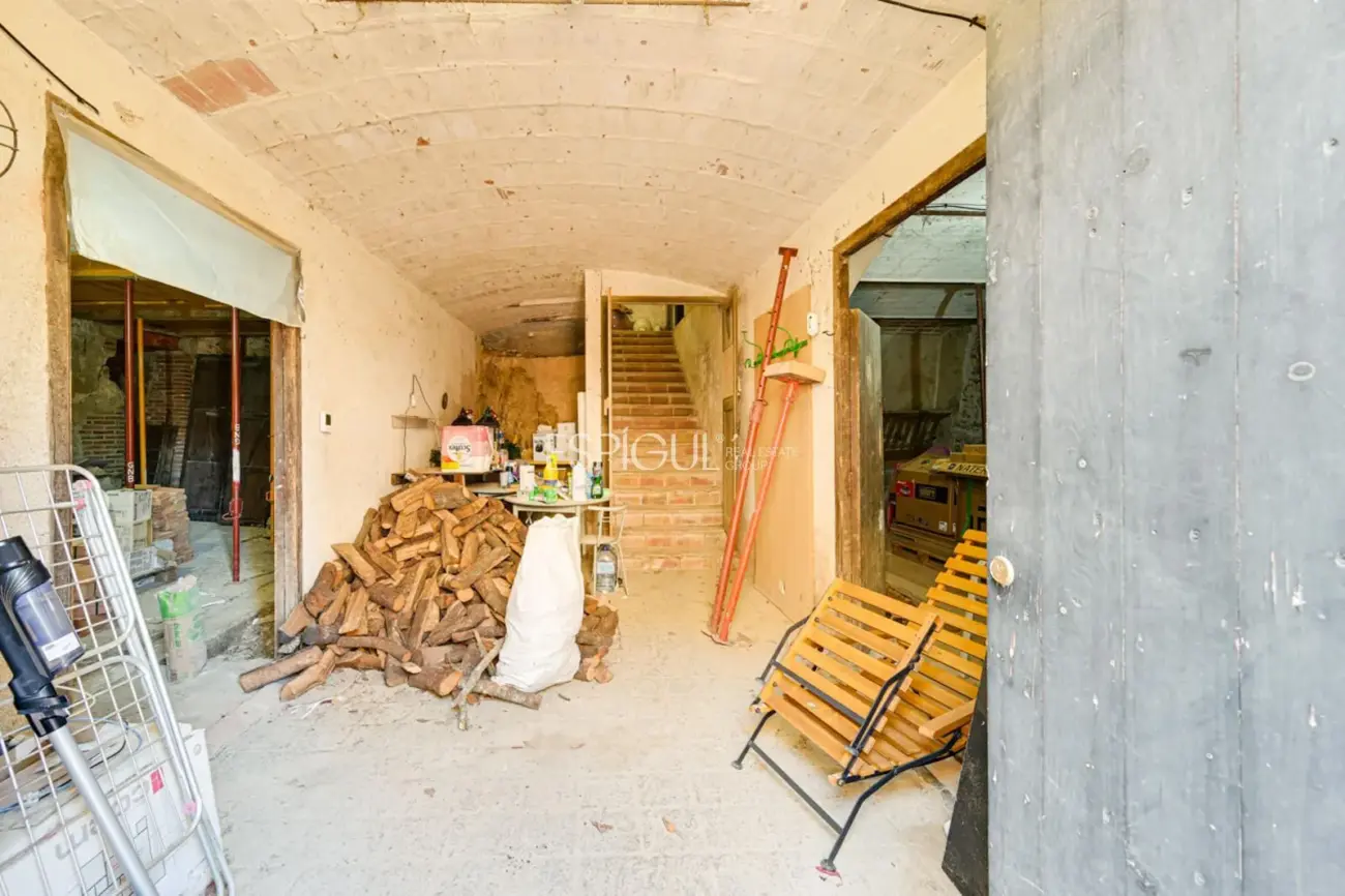 Masía de 857 m² en 35 ha con licencias vigentes