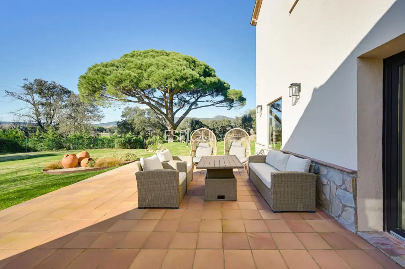 Masía de 857 m² en 35 ha con licencias vigentes