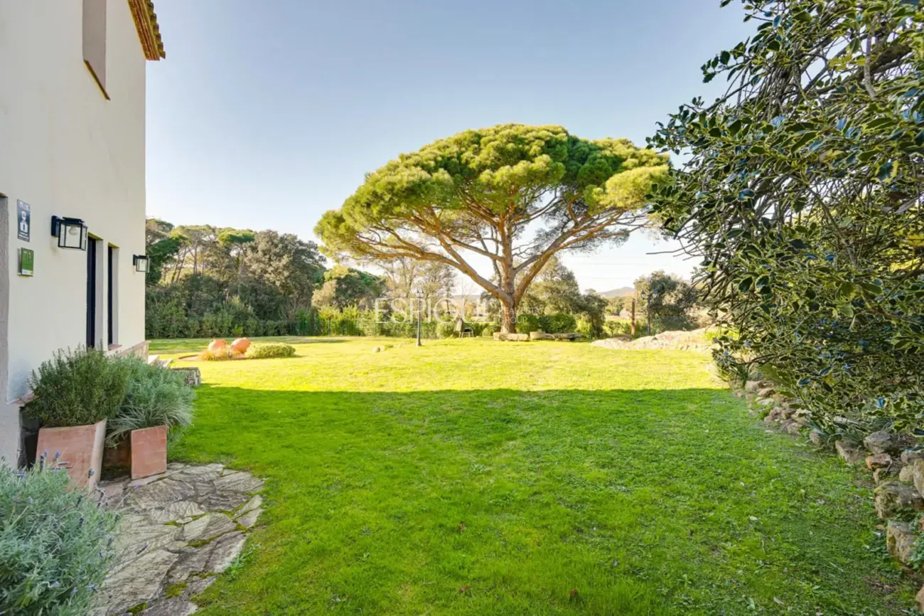 Masía de 857 m² en 35 ha con licencias vigentes