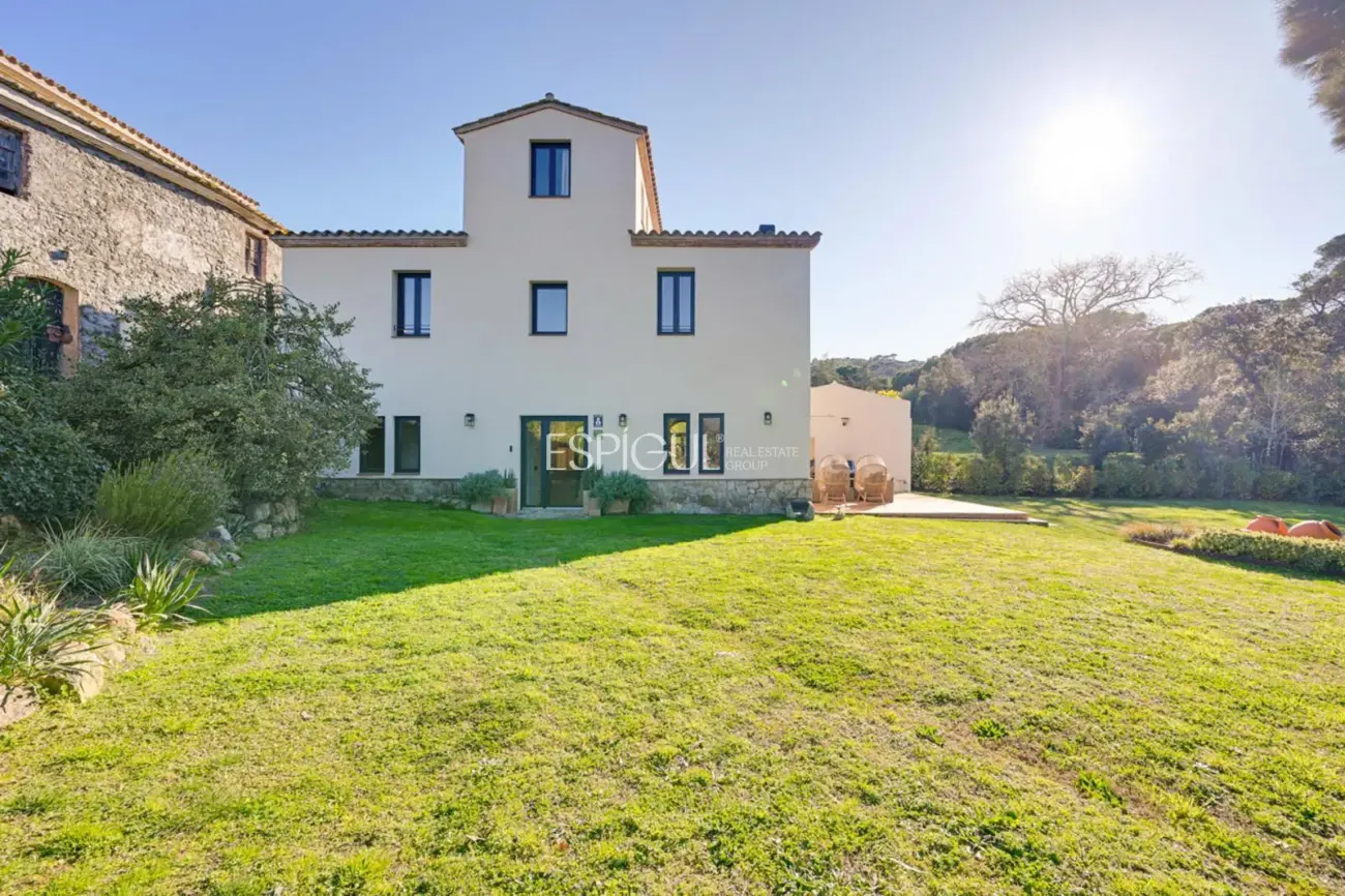 Masía de 857 m² en 35 ha con licencias vigentes