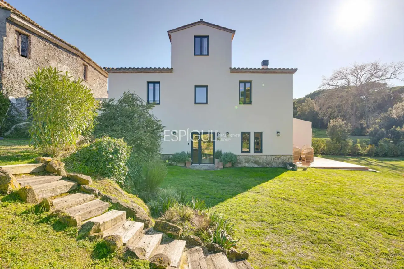 Masía de 857 m² en 35 ha con licencias vigentes