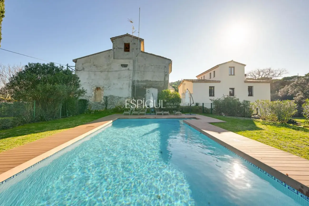 Masía de 857 m² en 35 ha con licencias vigentes