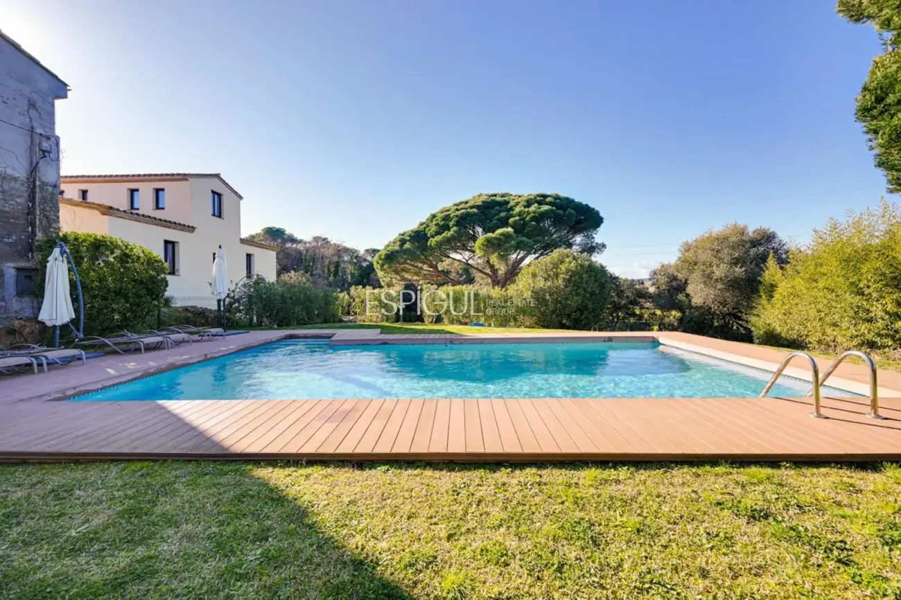 Masía de 857 m² en 35 ha con licencias vigentes