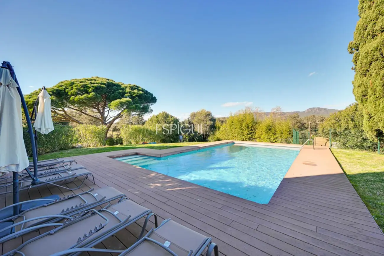 Masía de 857 m² en 35 ha con licencias vigentes