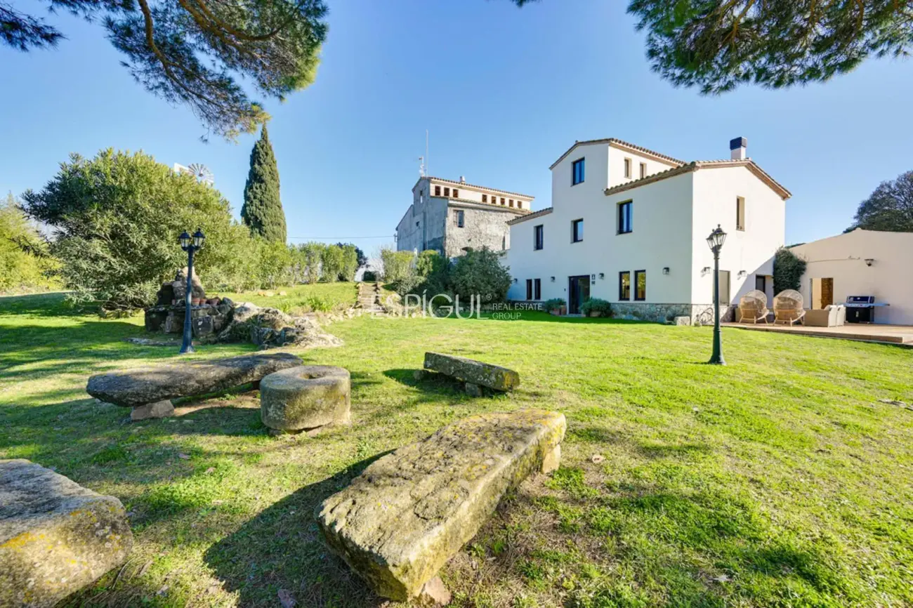 Masía de 857 m² en 35 ha con licencias vigentes