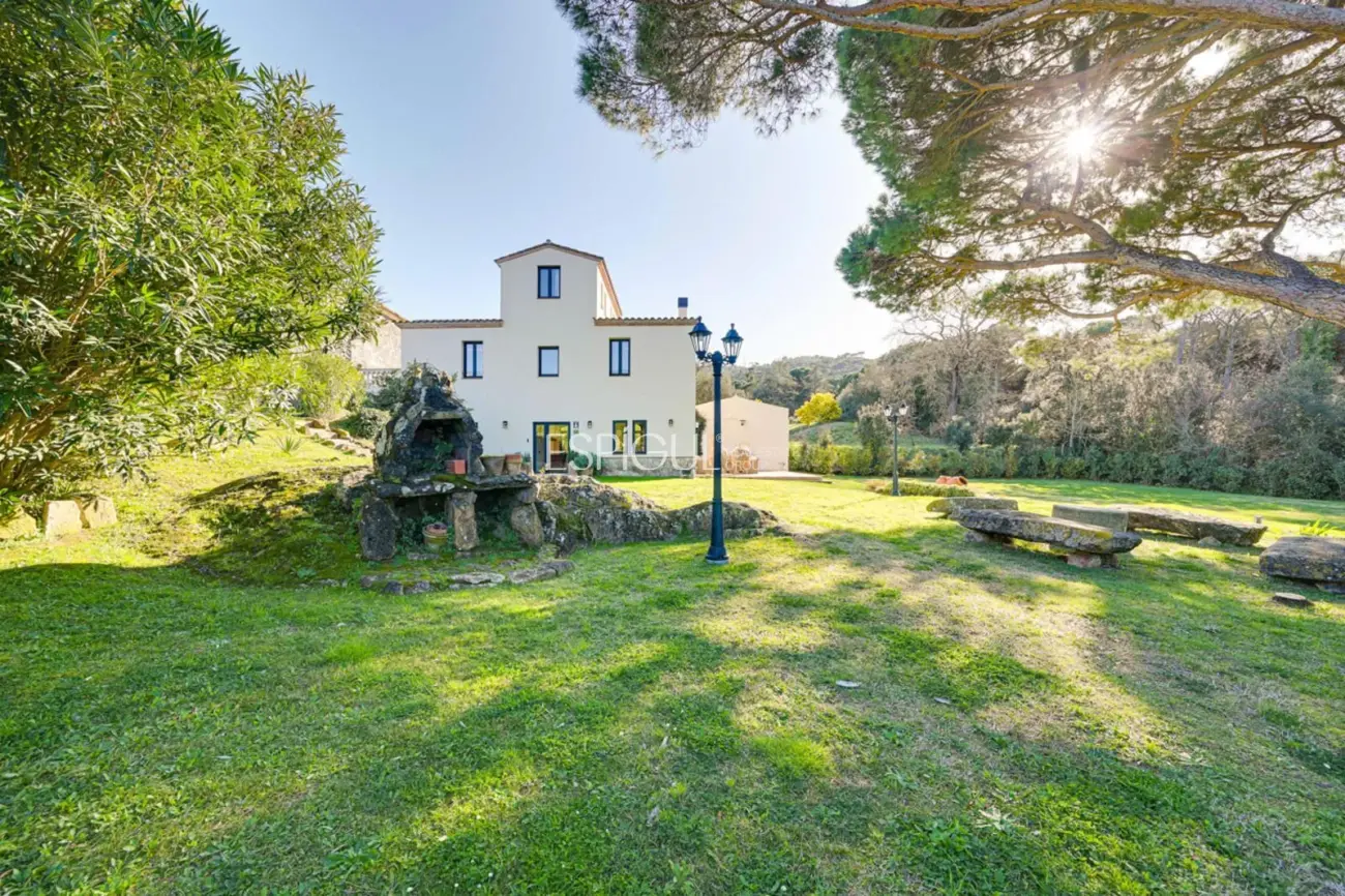 Masía de 857 m² en 35 ha con licencias vigentes