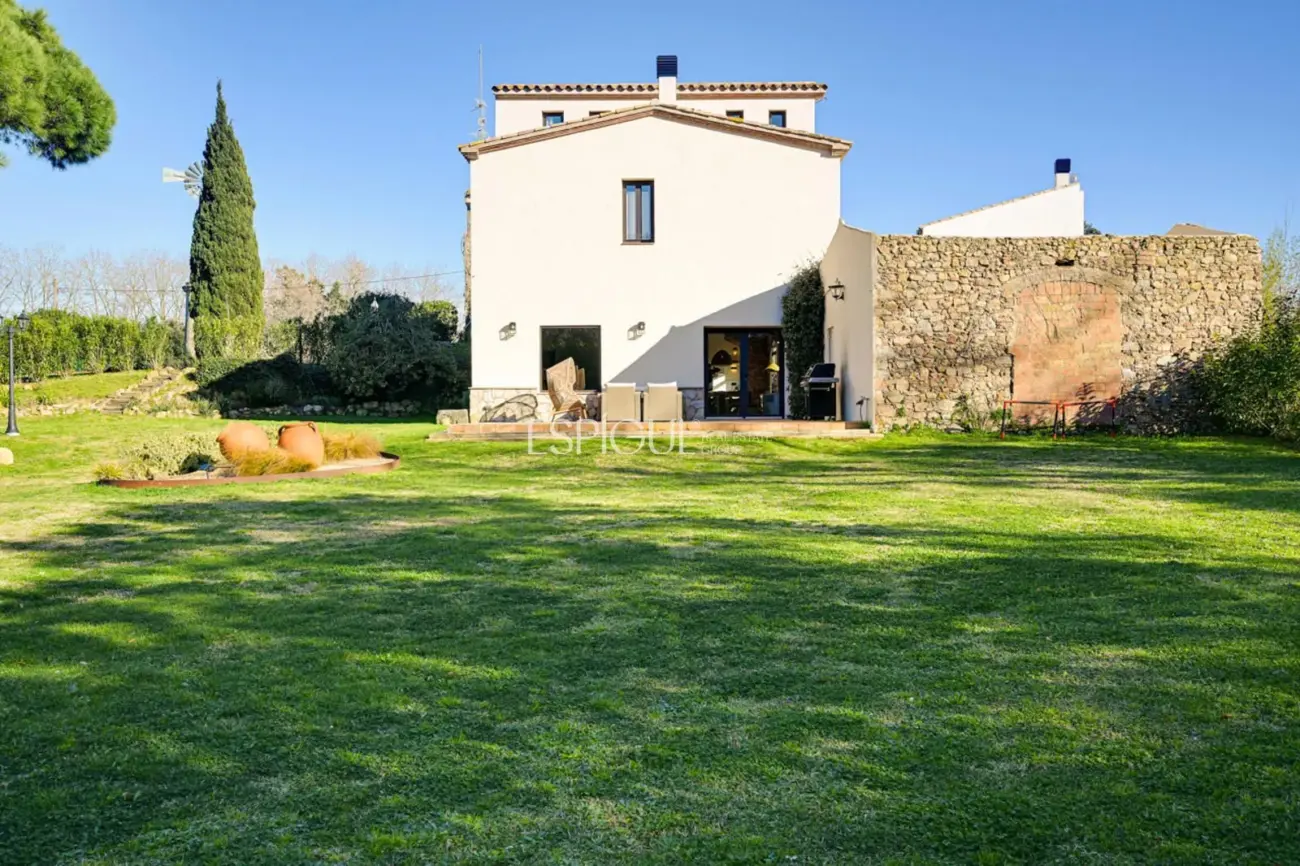 Masía de 857 m² en 35 ha con licencias vigentes