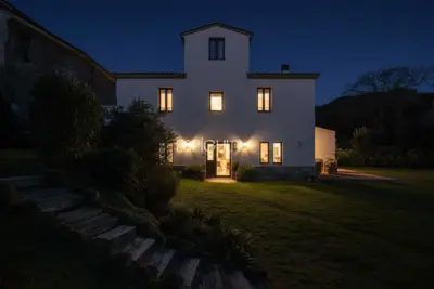 Masía de 857 m² en 35 ha con licencias vigentes