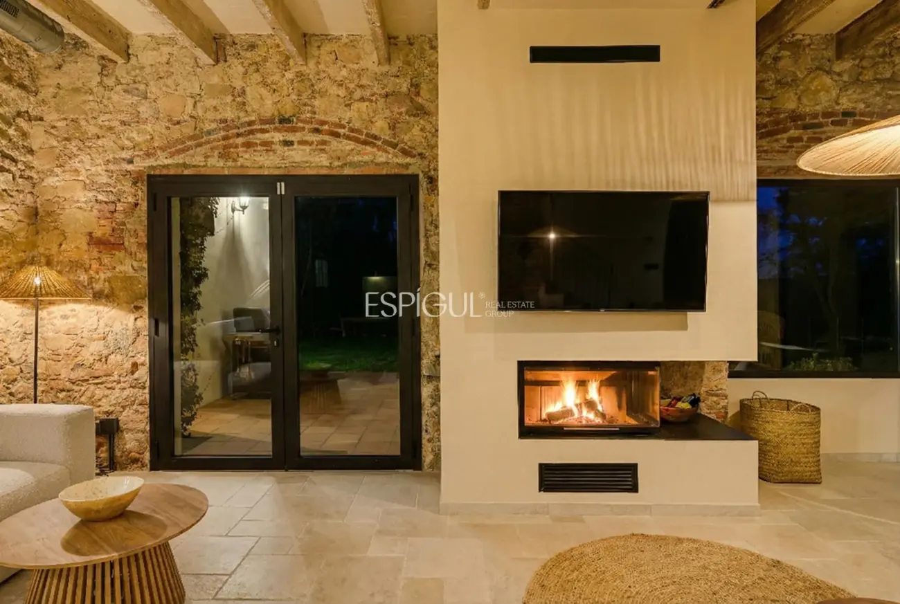 Masía de 857 m² en 35 ha con licencias vigentes