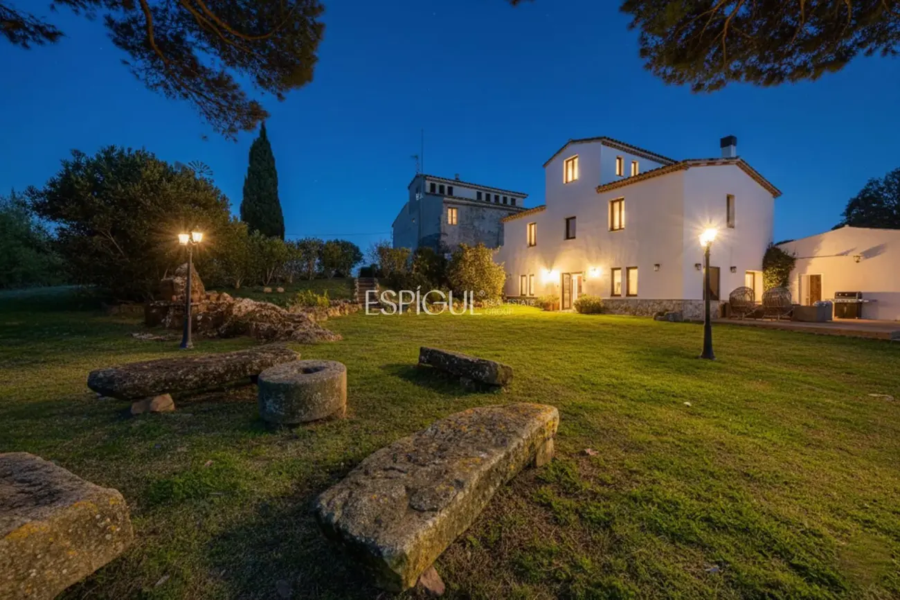 Masía de 857 m² en 35 ha con licencias vigentes