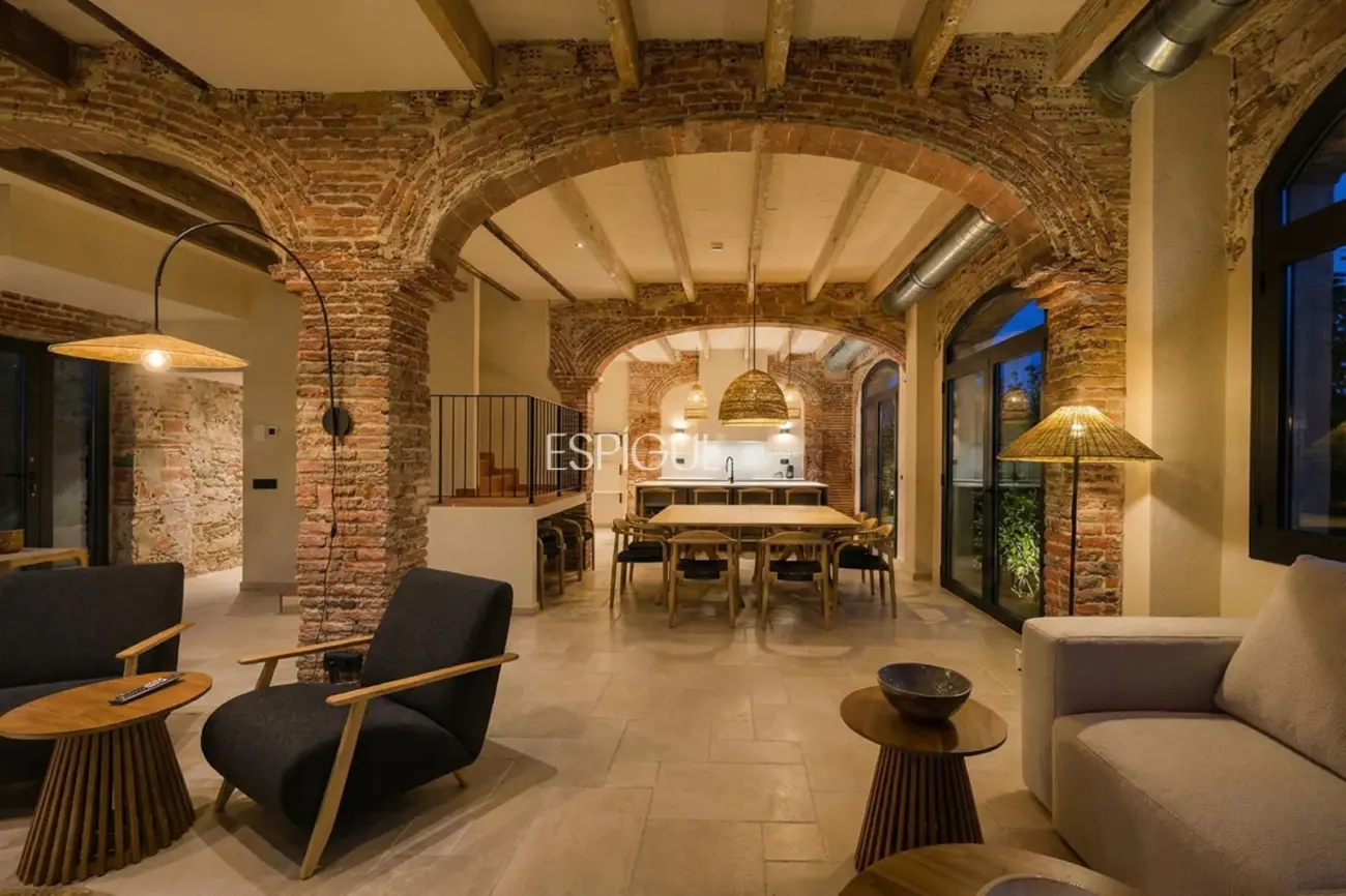 Masía de 857 m² en 35 ha con licencias vigentes