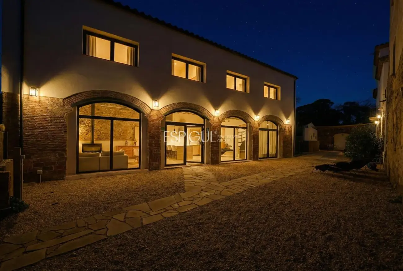 Masía de 857 m² en 35 ha con licencias vigentes