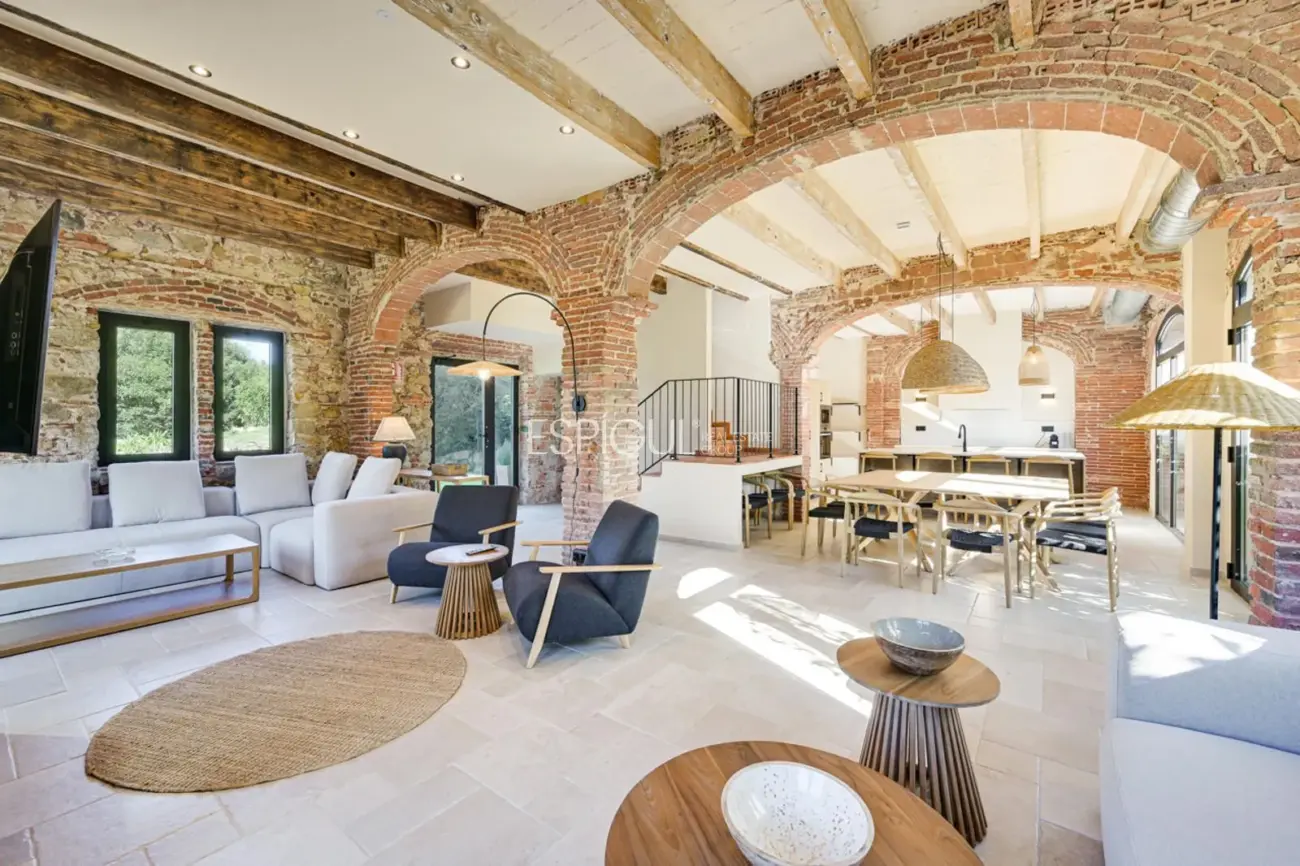 Masía de 857 m² en 35 ha con licencias vigentes